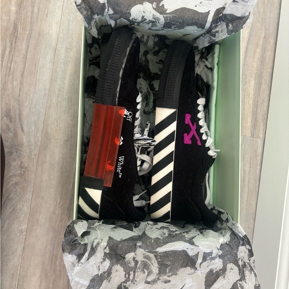 AUTHENTIC Off-White Low Vulc Canvas Sneakers in Black and Pink - Picture 2 of 5